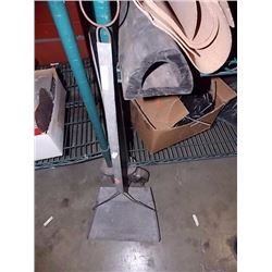 VINTAGE METAL DUST PAN WITH HANDLE