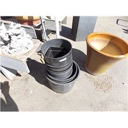 LOT OF PLANT POTS - 11 TTL