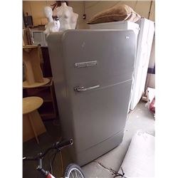 VINTAGE WESTINGHOUSE FRIDGE/RUNNING COLD-APPEARS FUNCTIONAL