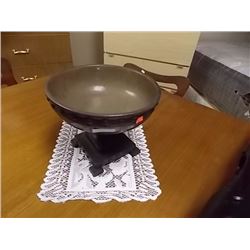 CERAMIC BOWL ON PEDESTAL