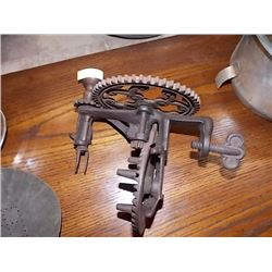 VINTAGE APPLE CORER