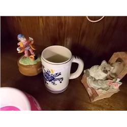 BLUE DELFT MUG & 2 MUSICAL INSTRUMENTS