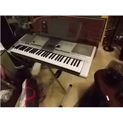 YAMAHA KEYBOARD WITH STAND - WORKING