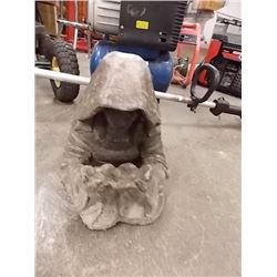 CONCRETE - LADY FOLDED HANDS - FOUNTAIN?