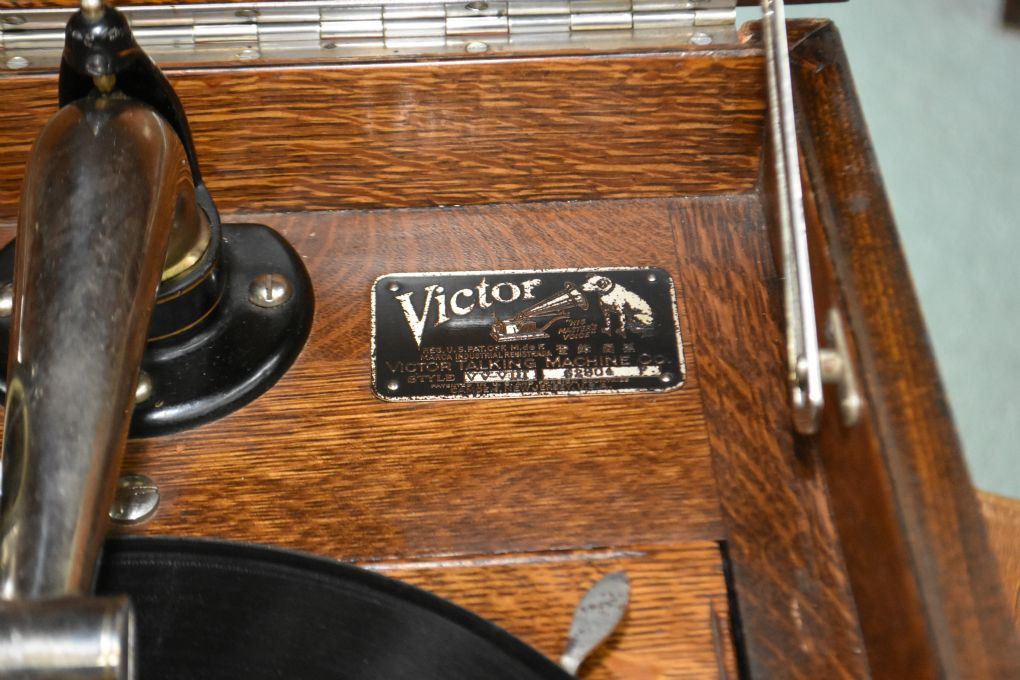 Antique oak cased lidded Victor Talking Machines Co. Victrola