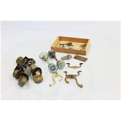 LOT OF ANTIQUE DOOR KNOBS HOOKS AND BRASS WHEELS