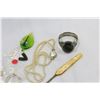 Image 2 : LOT OF VINTAGE LADIES COLLECTIBLES AND JEWELLRY