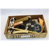 Image 1 : LOT OF LADIES SHELL BELT AND ACCESSORIES AND VINTAGE MENS GROOMING ITEMS
