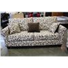 Image 2 : DELUXE DESIGNS MODERN SOFA AND LOVESEAT WITH THROW PILLOWS