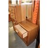 Image 2 : 6 DRAWER PALLISAR DRESSER WITH MIRROR AND 2-DRAWER NIGHTSTAND