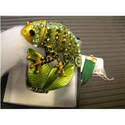 GREEN STONE PENDANT WITH CHAIN/GREEN FROGGY WRISTBAND