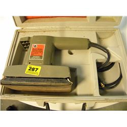 BLACK & DECKER FINISHING ELECTRIC SANDER WITH CASE