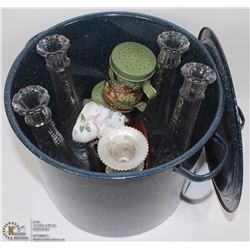 GRANITEWARE STOCK POT FILLED WITH VINTAGE ITEMS