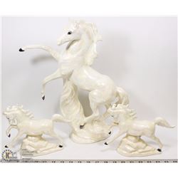 1970's PEARL GLAZE HORSE SET
