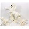 Image 1 : 1970's PEARL GLAZE HORSE SET