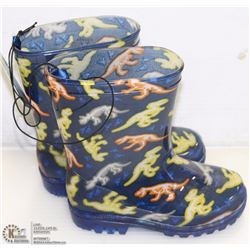 PAIR OF BOYS LITE UP RUBBER BOOTS SIZE 5