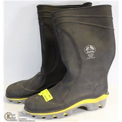 BATA STEEL TOED RUBBER BOOTS SIZE 11