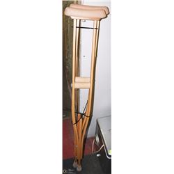 PAIR OF ADJUSTABLE PADDED CRUTCHES