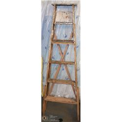 VINTAGE WOOD STEP LADDER