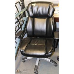 EXECUTIVE OFFICE CHAIR