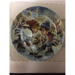 HOCKEYS LITTLE HEROES "DOUBLE DOG STARE YA" DECORATIVE PORCELAIN PLATE (# 2520 A))