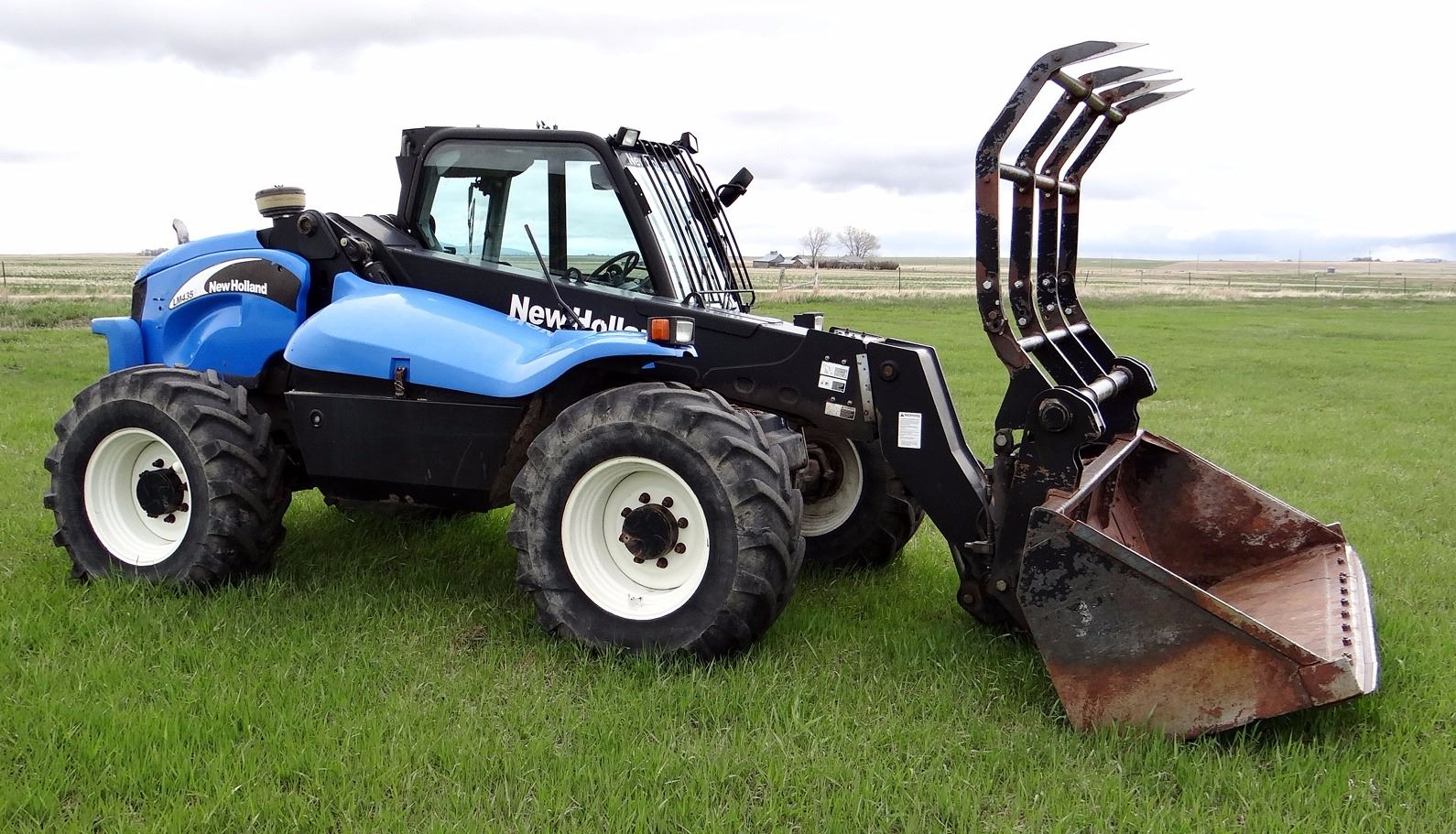 New Holland LM435A telehandler, diesel, pallet forks & 8’6” bucket w