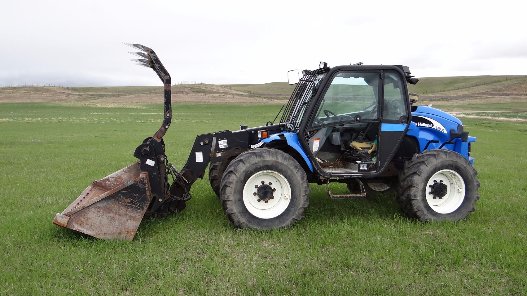 New Holland LM435A telehandler, diesel, pallet forks & 8’6” bucket w