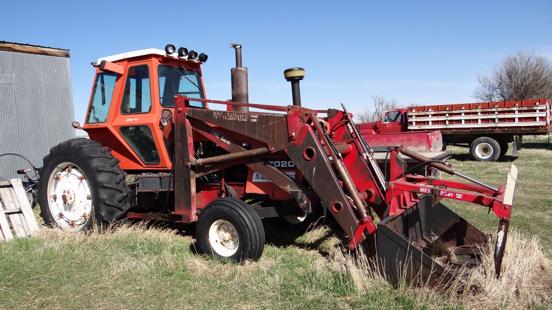 AllisChalmers 7020, Westendorf selfleveling loader, 7’ bucket w