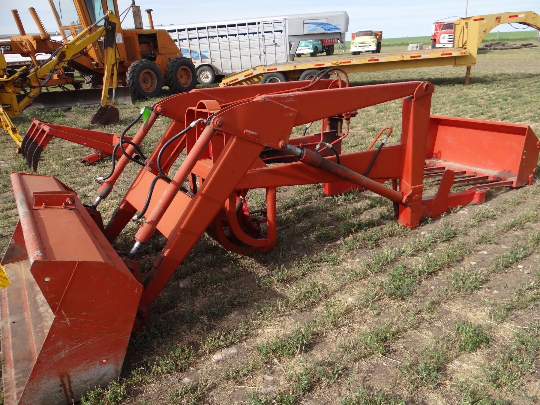 Ford 19336 loader w/ bucket & manure fork, fits Ford 800series tractors