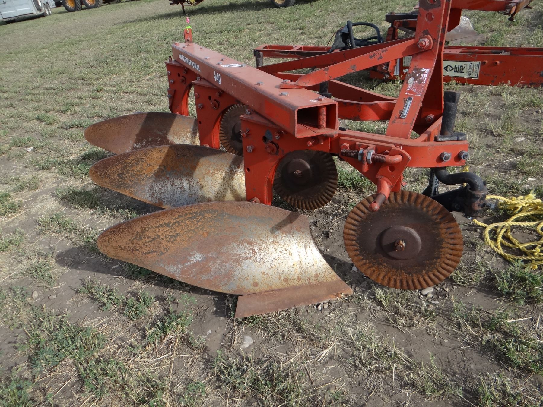 IH 440 3bottom plow, cat. II 3pt.