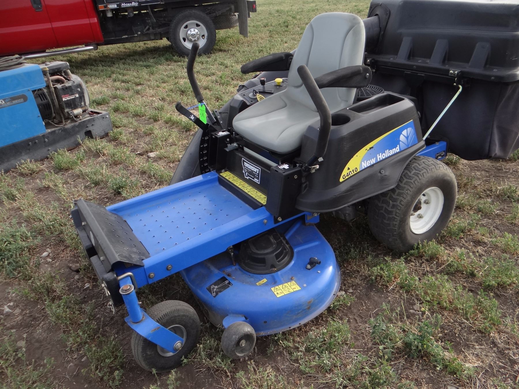 New Holland G4010 zeroturn mower, 38", Kohler 19hp eng., w/ bagger