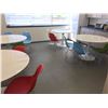 Image 2 : 10 PLASTIC LUNCH ROOM CHAIRS