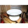 Image 1 : Enamel Spitoon