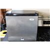 Image 1 : SPT. STAINLESS AND BLACK BAR FREEZER