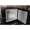 Image 2 : SPT. STAINLESS AND BLACK BAR FREEZER