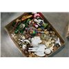 Image 1 : TRAY OF COLLECTIBLE FIGURES