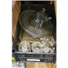 Image 1 : TRAY OF VINTAGE GLASS SERVING PIECES