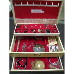30 PIECES OF JEWELLERY & CASE