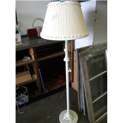 VINTAGE STANDING FLOOR LAMP WITH SHADE