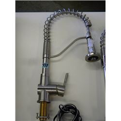 KITCHEN FAUCET WITH SPRAY FEATURE