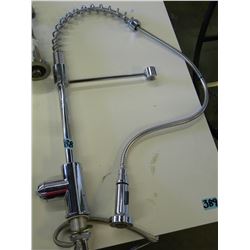 KITCHEN FAUCET WITH SPRAY FEATURE