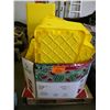 Image 1 : 2 PALLETS OF YELLOW STORAGE BIN LIDS