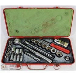 TOOL SET IN METAL CASE