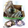 Image 1 : LOT OF HOUSE ORNAMENTS AND DECOR