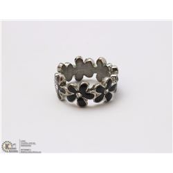 BLACK FLOWERED RING IN VELVET BOX