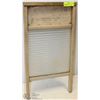 Image 1 : ANTIQUE ATLANTIC GLASS WASHBOARD