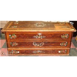 ANTIQUE BLANKET CHEST FROM THE LATE 1800S W/ FOLK