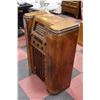 Image 2 : VINTAGE WESTING HOUSE CABINET RADIO