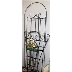 LOT OF 4 WROUGHT IRON TRELLISES INCL DECORATIVE