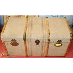 VINTAGE DISTRESSED STEAMER TRUNK
